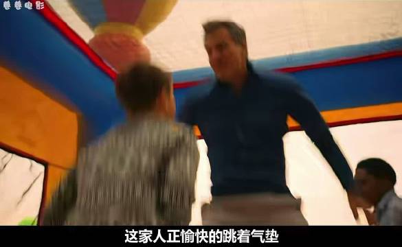 一家人玩耍气垫，竟发生事故被困在悬崖边
