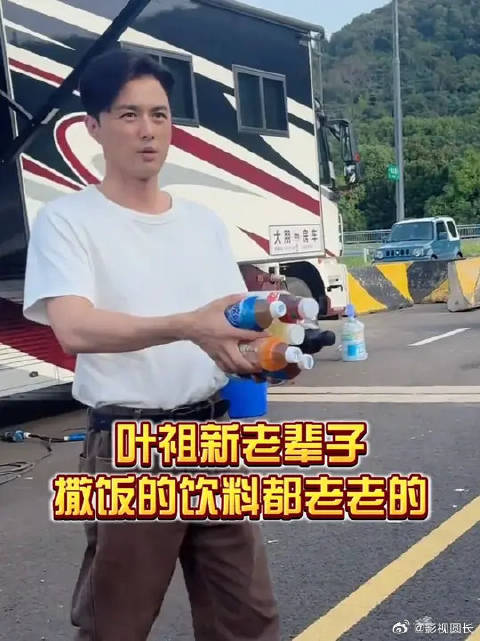 叶祖新像村里的孤寡老人看见孩子在门口玩，然后拿出好吃的给他们