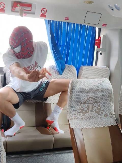 打完球后，回来的大巴车上Cosplay蜘蛛侠，最后头套差点摘不下来了