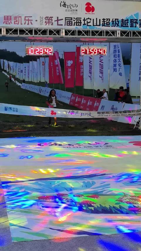 当冲线选手遇到国歌响起时 勇哥这么认真，不知道旁边的人们有什么可笑的