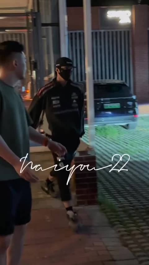 刘耀文下班 好美式 .