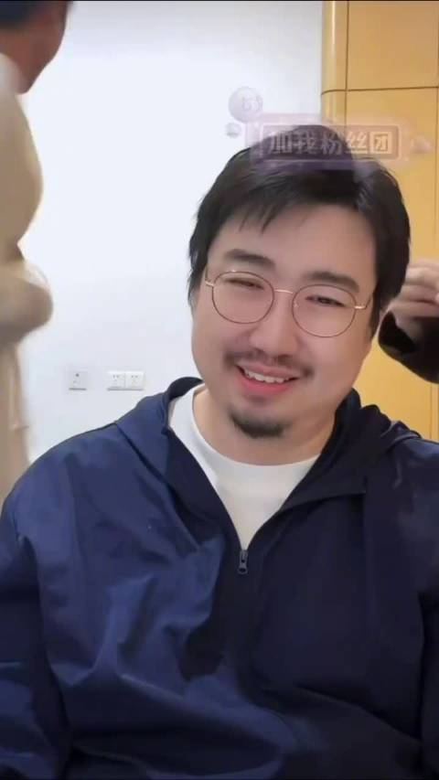 曾舜晞一走进直播间才知道南派三叔美颜开得有多大，都给曾舜晞变成外星人了