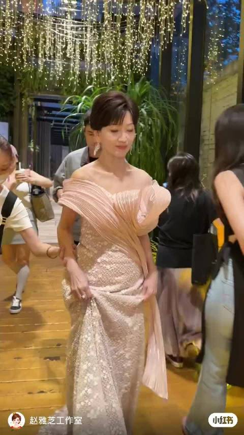 赵雅芝踏光登场主场，粉丝热情奔赴舞台