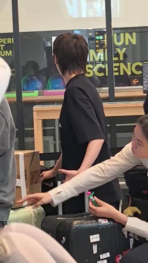国乒瑞典大满贯后回国，王曼昱徐奕分糖林诗栋吸睛，下一站上海集训备战亚运会