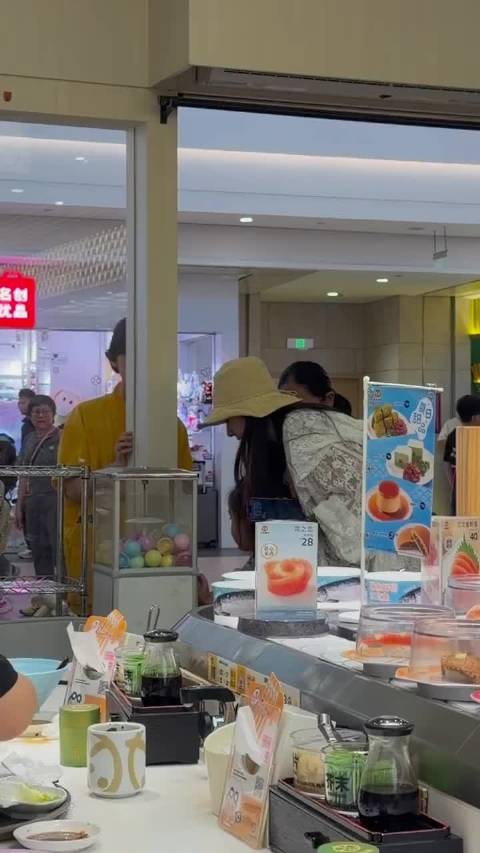 郭碧婷带女儿向芷素颜逛深圳壹方城，侧颜气质像向太