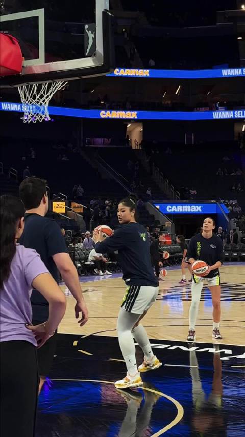 WNBA现场报道（女武神vs飞翼） 小宝今天的热身之一