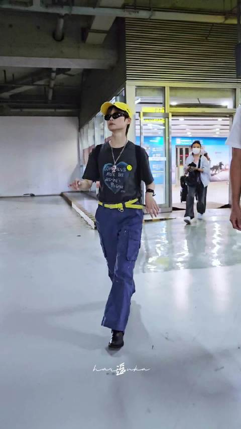 2026年8月17日李宇春广州抵京，停车场走舞步