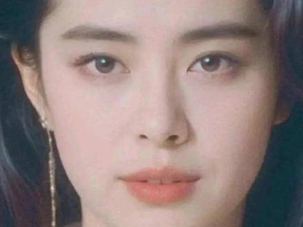 您与王祖贤联袂出演过多部影片，初次邂逅她时，那幕场景至今难忘！