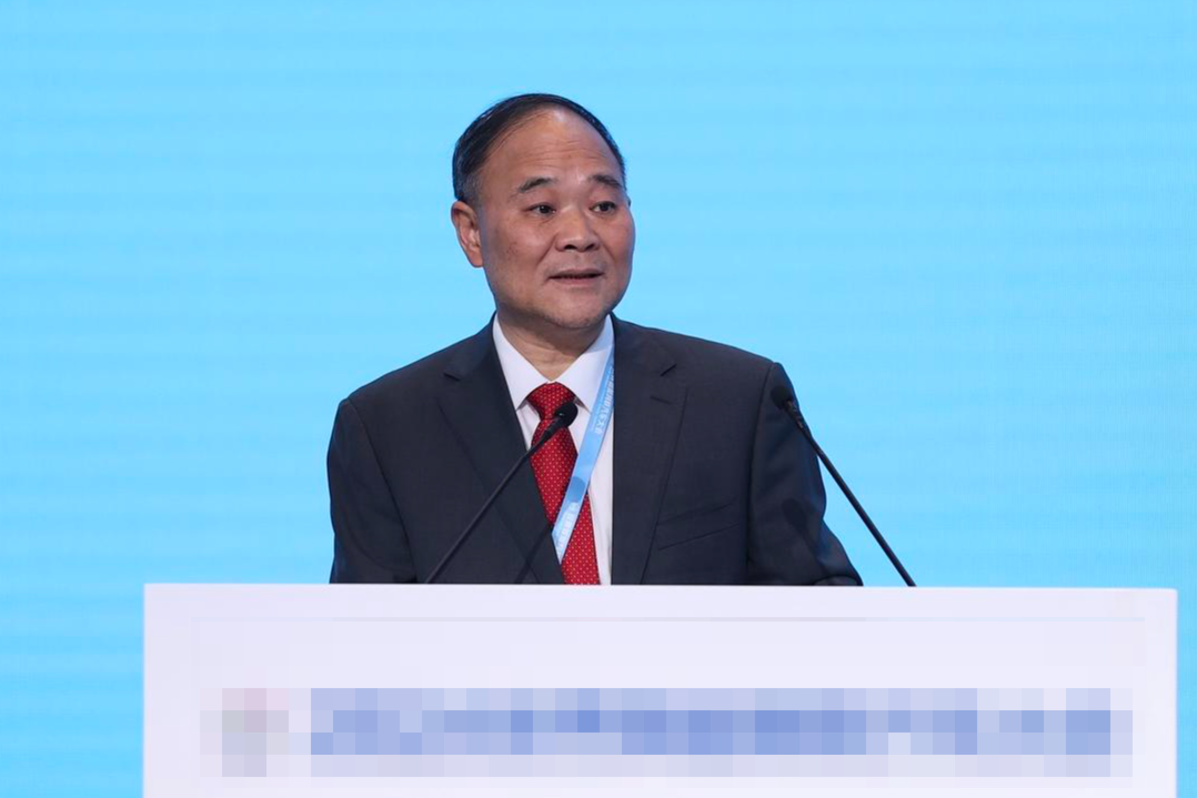李书福卸任董事会主席，吉利汽车“去家族化”发展，中国民营车企开启交班模式