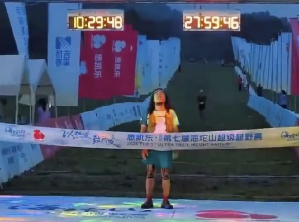 央视点赞！2越野选手在终点听到国歌后，放弃冲线，并排齐声高唱