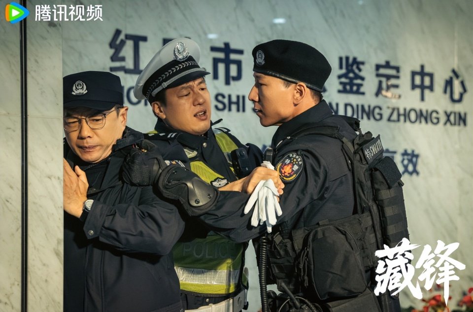 央视《藏锋》：段奕宏肿了，张国强更胖了，我被罕见露面的余男惊艳了