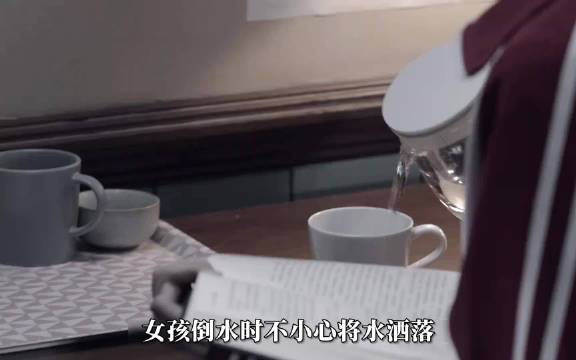 女孩竟在别人的监视下生活了17年，监视之人也愈发过分