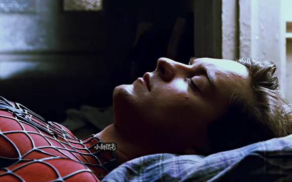 把毒液当衣服叠起来的男人！