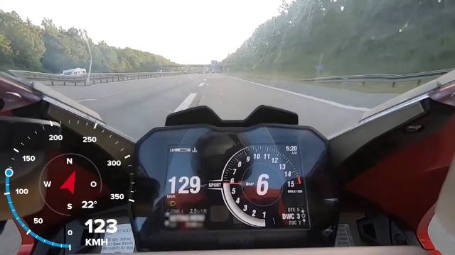 杜卡迪Panigale V4发动机反向旋转，源自MotoGP抑制前轮浮起