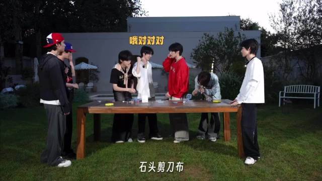这个刘耀文贺峻霖就这样一直输输输然后一直跑跑跑