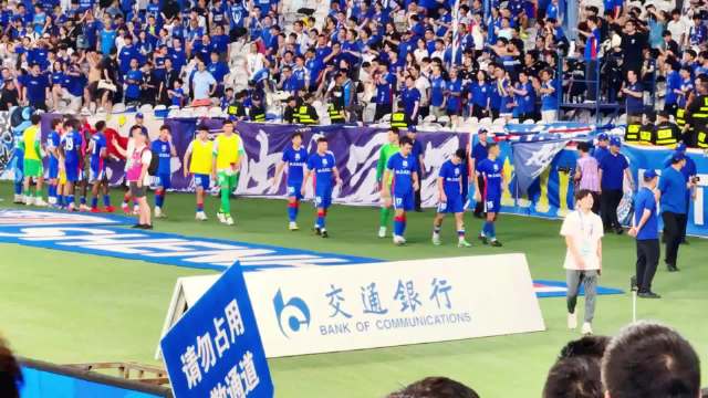 申花输球，球迷陪伴致谢，称国安逃三个点球