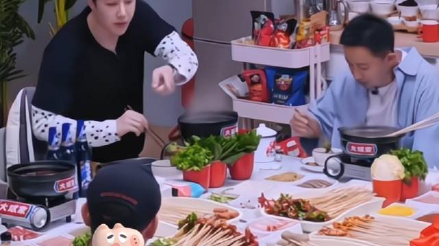 丝毫不吃压力，主打一个该吃吃该喝喝