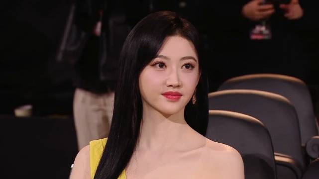 檀健次台上领奖，谁注意到台下张晚意表情，太过真实！