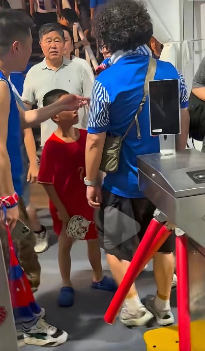 如何避免足球场外暴力伤害未成年人？