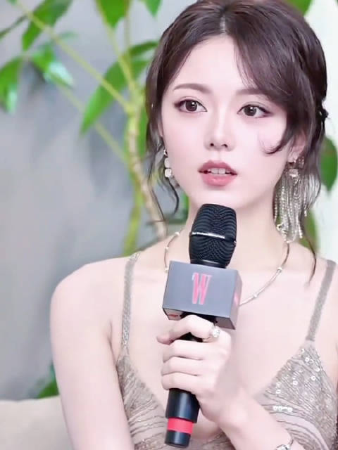 赵今麦无论古装还是现代时装，乃至谈吐，甚至写的字，都可以说是非常漂亮！