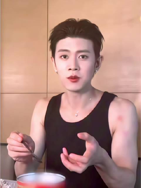 强壮的肉体里面住着一个阔爱的超咪开饭就两眼发光