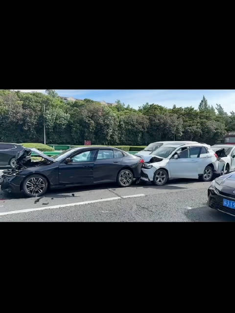 享界S9T被连怼3下，华为AEB起了什么作用？作用就是没让前车被4连怼