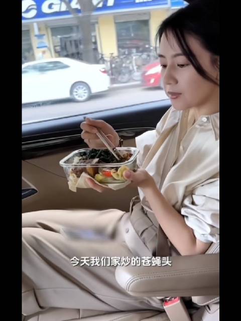高圆圆自带盒饭，有一道名菜苍蝇头你们吃过吗？
