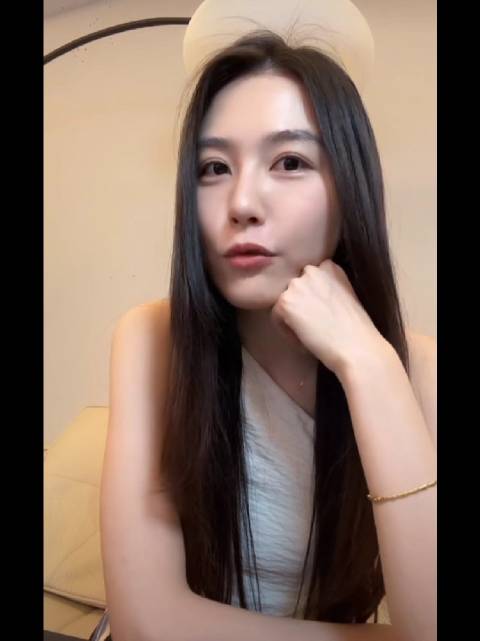 演员刘亭希喜欢王嘉尔，从小看蜡笔小新长大的女孩子好可爱