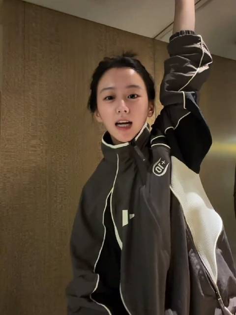 bs 最近蜘蛛侠格温挑战刷屏，包上恩也加入二创翻拍…