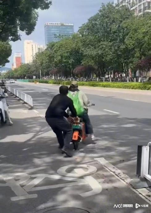 坐网约车小孩呕吐被索500，司机尾随拽停遭封号
