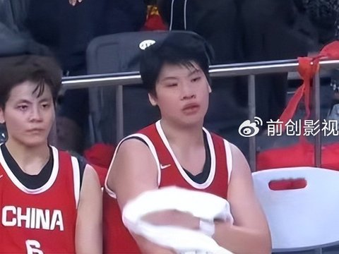 落后29分，女篮捂嘴偷笑球员是谁？宫鲁鸣严肃，谁注意杨舒予反应