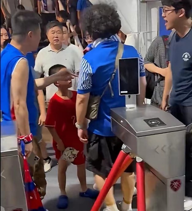 武磊团队是否已找到被围堵的小球迷父子？