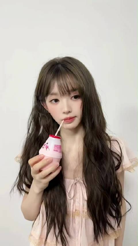 林知夏，你手里拿的是草莓味儿的牛奶吗？
