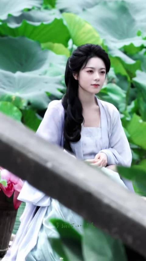 一念江南越看越妙了，小老麦楚听雨的妆造一天比一天漂亮，配色也清新