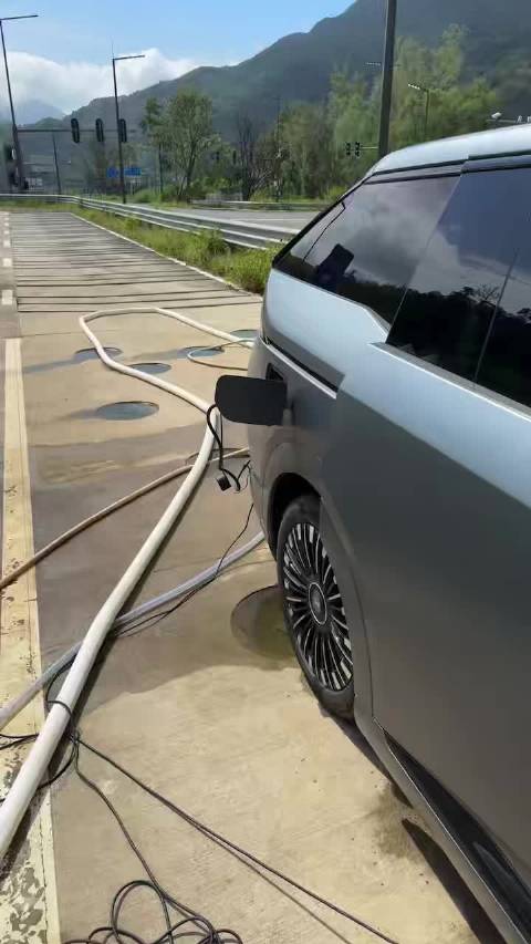 小鹏X9的外放电 又开始整这个？！ 啥时候变工程车了