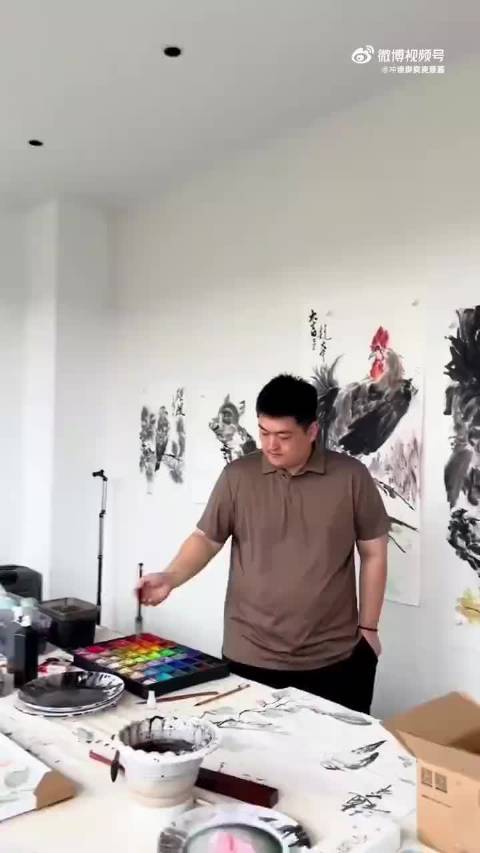 赵本山后继有人了，儿子赵大牛单手画国画