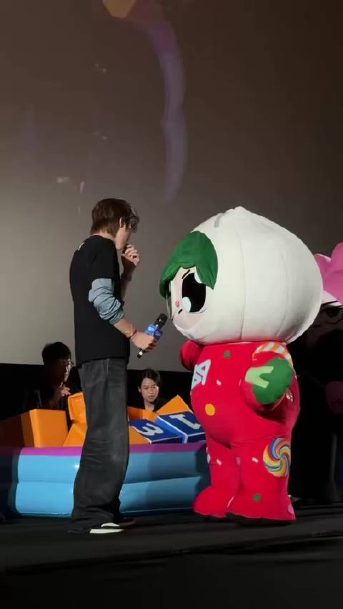 Prem与Paody同看蜘蛛侠，生病宝宝粘着爸比