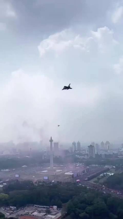 印尼独立日两架阵风战机低空飞越莫纳斯纪念碑