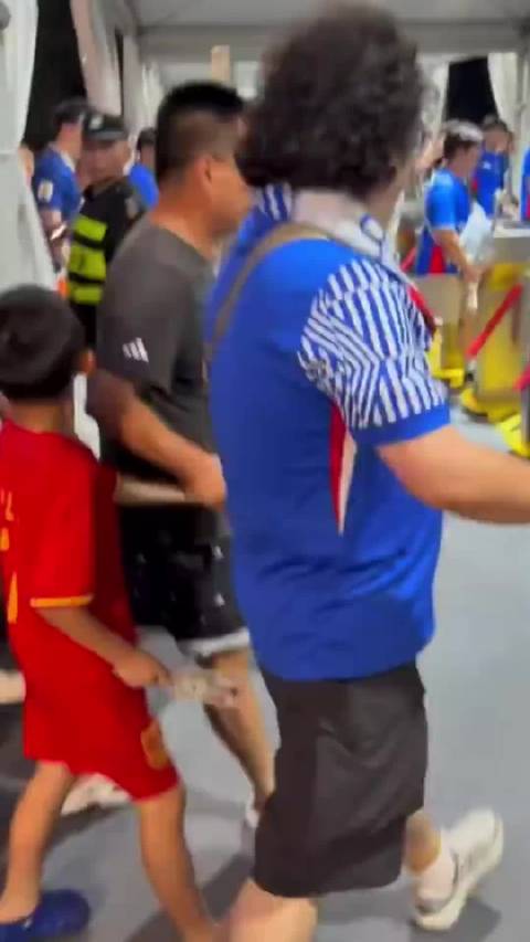 小球迷穿武磊球衣赛后遭围攻，武磊发声力挺