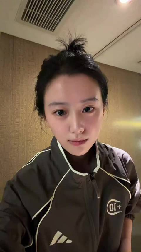 御姐音+素颜包+休闲装 简直帅呆了