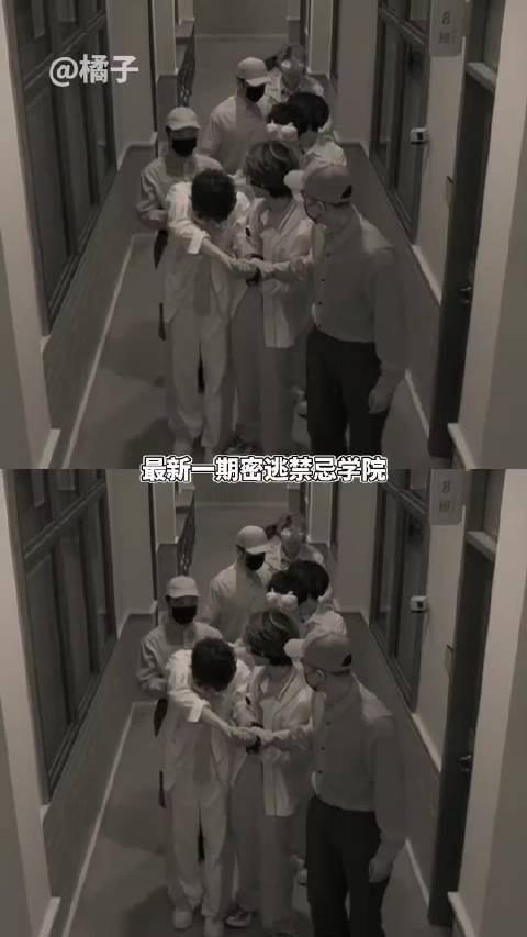 信守承诺张真源：绝对不摘眼罩 有人懂三个人挤一个桌子装睡那里吗？笑不活了