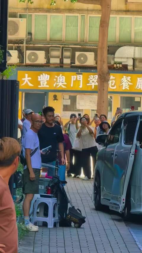 成毅七夕粉色发卡，清爽帅气造型吸睛