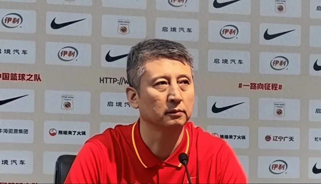 媒体人：男篮集训3个月像临时组队一样，郭士强打完世预赛就退吧