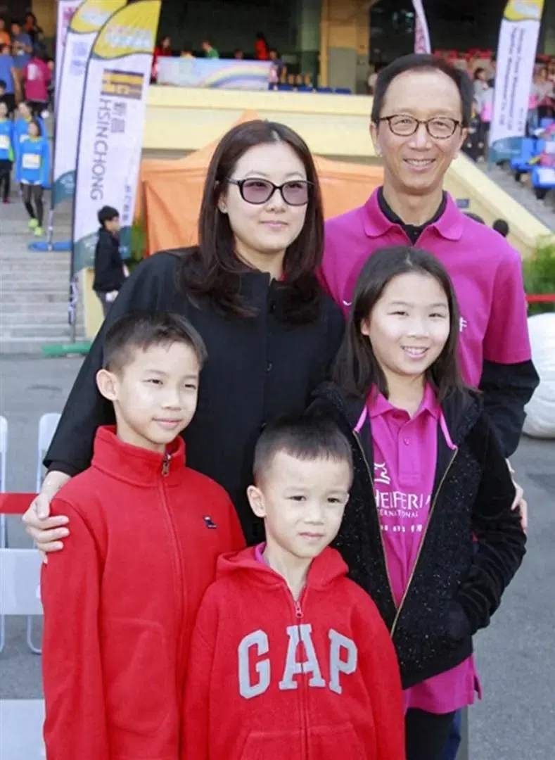 伏明霞一家五口参加晚宴，48岁的她完全富婆样，23岁大女儿好漂亮