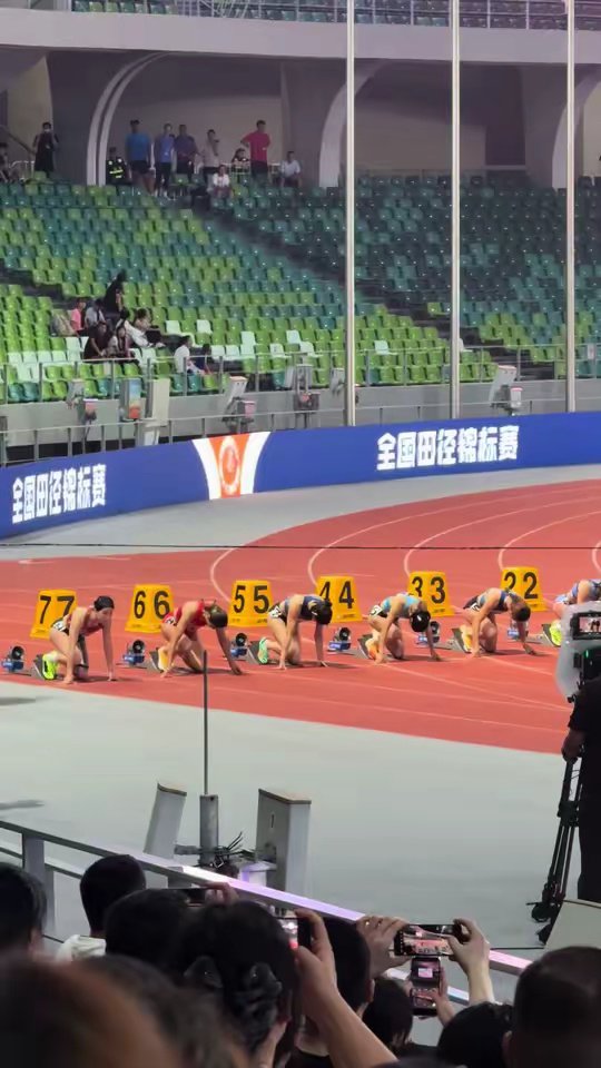 女子100米栏吴艳妮 这是什么操作？教练没教过啊