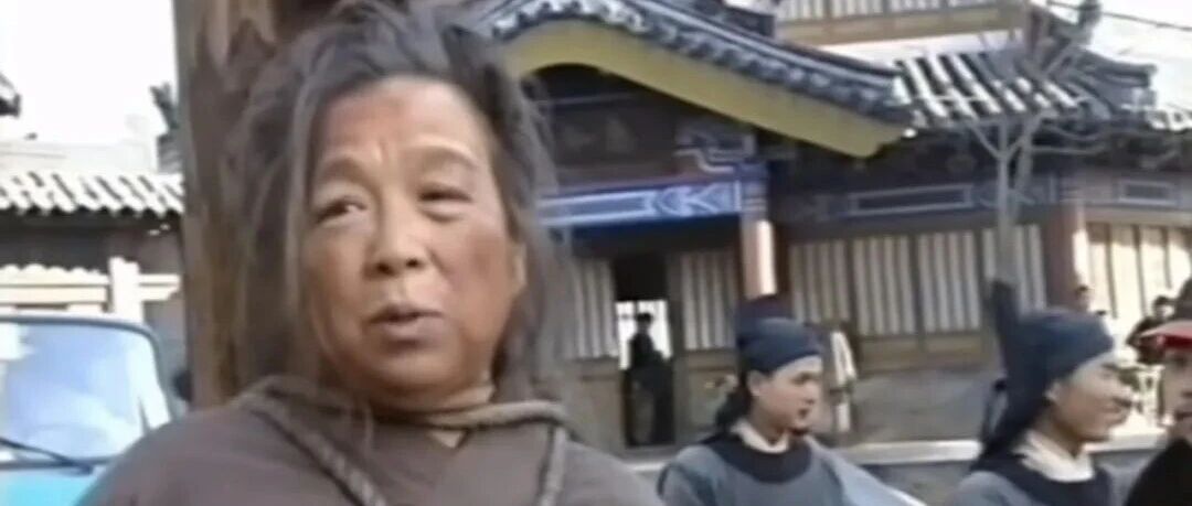 李明启五花大绑、周野芒身披枷锁……《水浒传》这组采访花絮火了，不仅是因为太“抽象”