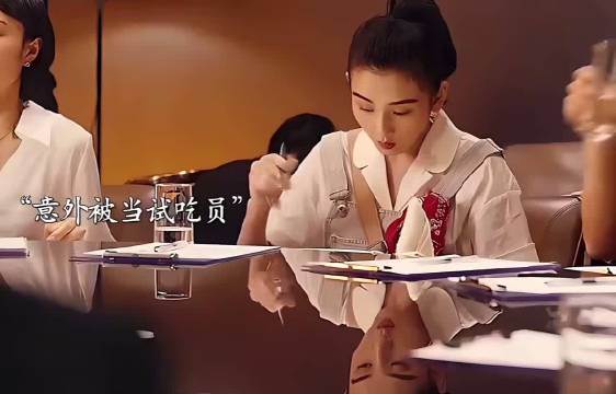 女孩意外走错包厢，结果没想到意外改变了自己的人生，走向了巅峰