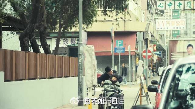 华仔借扔垃圾掩饰泪水，成年人的克制崩溃
