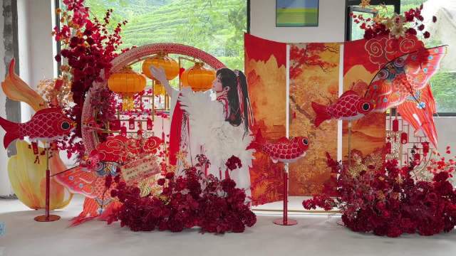 刘宇生日获赠三主题应援花篮，鱼灯国风、江南古韵、爱丽丝童话