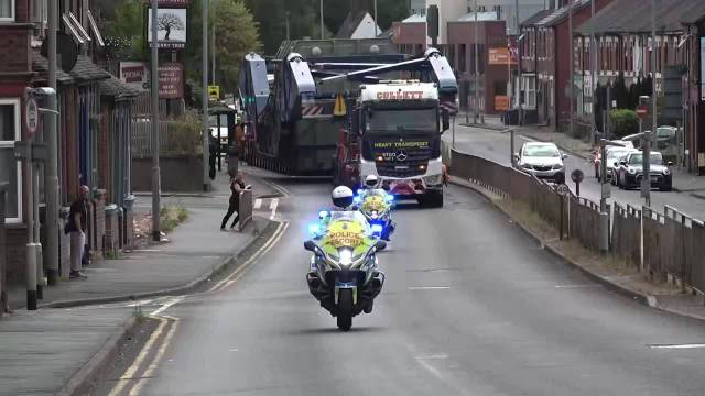 英国481吨变压器车队经警方护送驶过镇中心